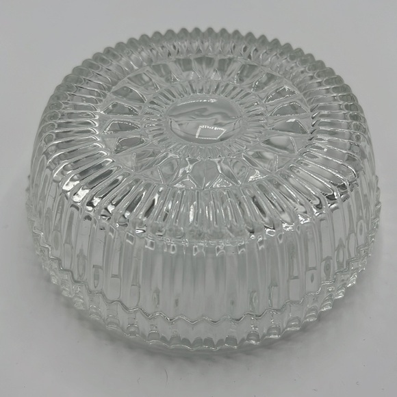 VINTAGE CUT GLASS VANITY DISH WITH LID - Picture 4 of 7